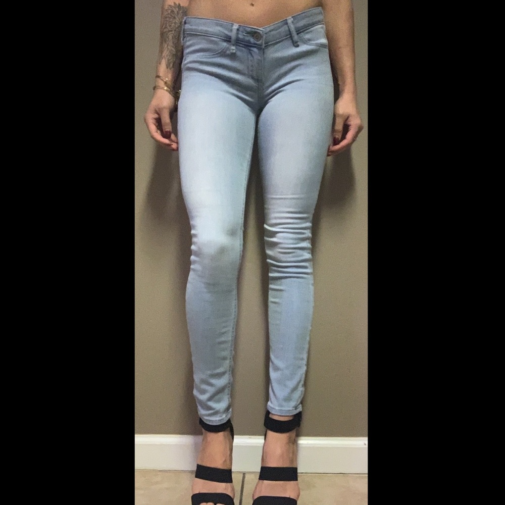Low Rise Hollister Jeggings Light Wash Size 3 (26)